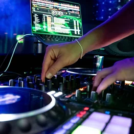 23.08.2024 - JOHNNY BEE SUMMER MIX